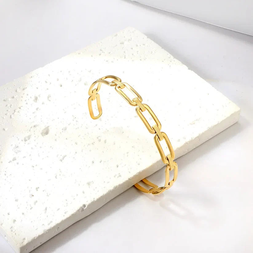 Chain Bangle With Hollow Opening